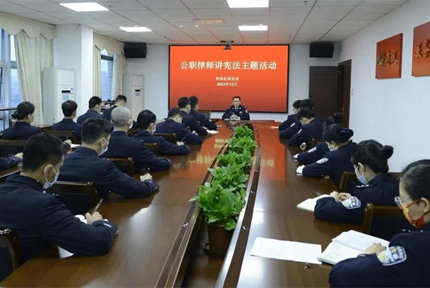 贵港监狱开展公职律师讲宪法主题活动座谈会上，青年警察结合自身工作实际，就如何做好学法用法、公正执法，如何凝聚青春力量，发挥青年作用，推动监狱工作高质量发展开展讨论……【详细】 