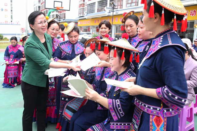 潘艳向妇女群众赠送书籍